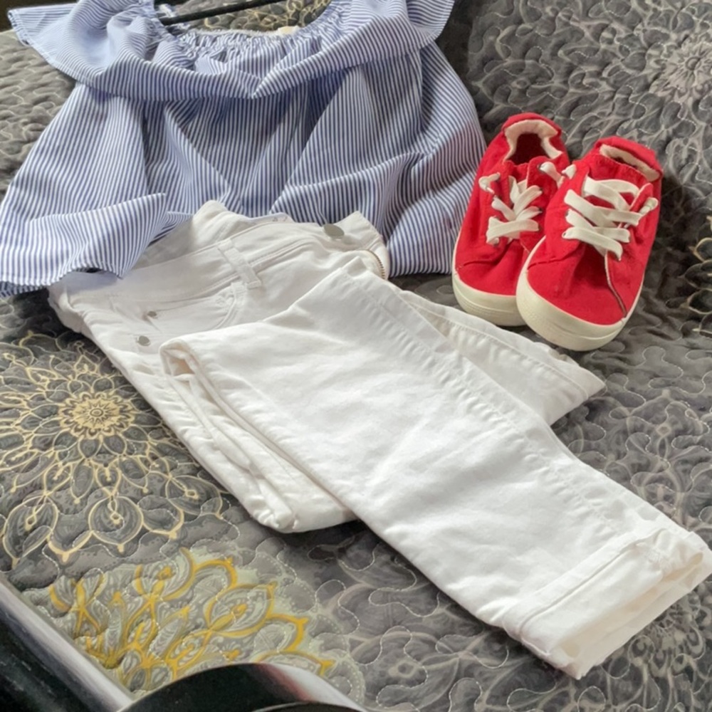 Jeans 2% spandex ladies no rips or stains excellent condition soft material - Picture 5 of 6